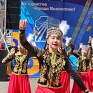 В Усть-Каменогорске у Дома дружбы отпраздновали День единства народа Казахстана 